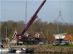 De första båtarna i sjön på vedudden